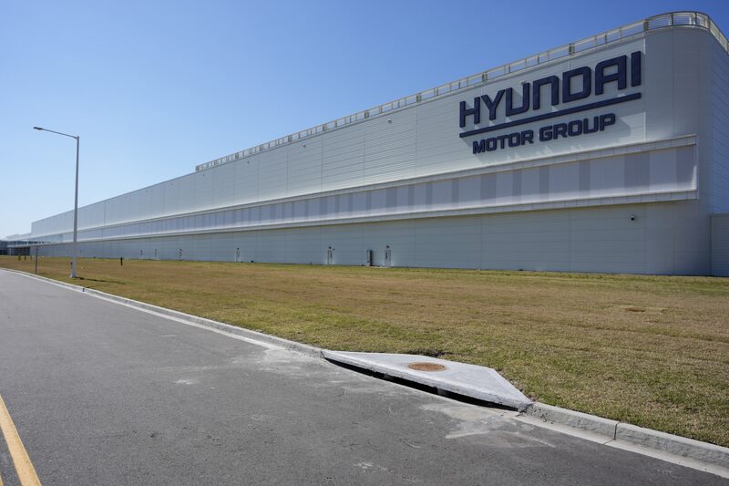 EE.UU. detiene a cientos de trabajadores tras una redada migratoria en planta de Hyundai. EE.UU. detiene a cientos de trabajadores tras una redada migratoria en planta de Hyundai.