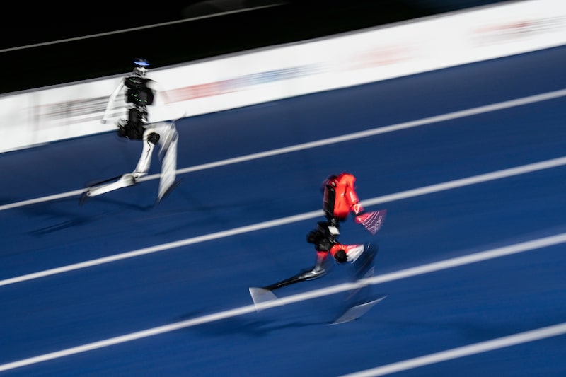 Un robot humanoide corrió 100 metros en 9,39 segundos durante la ceremonia de inauguración de la segunda edición de los Juegos Mundiales de Robots Humanoides, celebrada en Pekín. Un robot humanoide corrió 100 metros en 9,39 segundos durante la ceremonia de inauguración de la segunda edición de los Juegos Mundiales de Robots Humanoides, celebrada en Pekín.