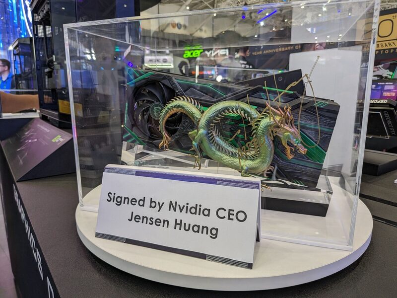 El repunte bursátil de Nvidia suma a su CEO al club de los US$100.000 millones | Huang firmó servidores Super Micro, portátiles de periodistas y el pecho de una joven. El repunte bursátil de Nvidia suma a su CEO al club de los US$100.000 millones | Huang firmó servidores Super Micro, portátiles de periodistas y el pecho de una joven.