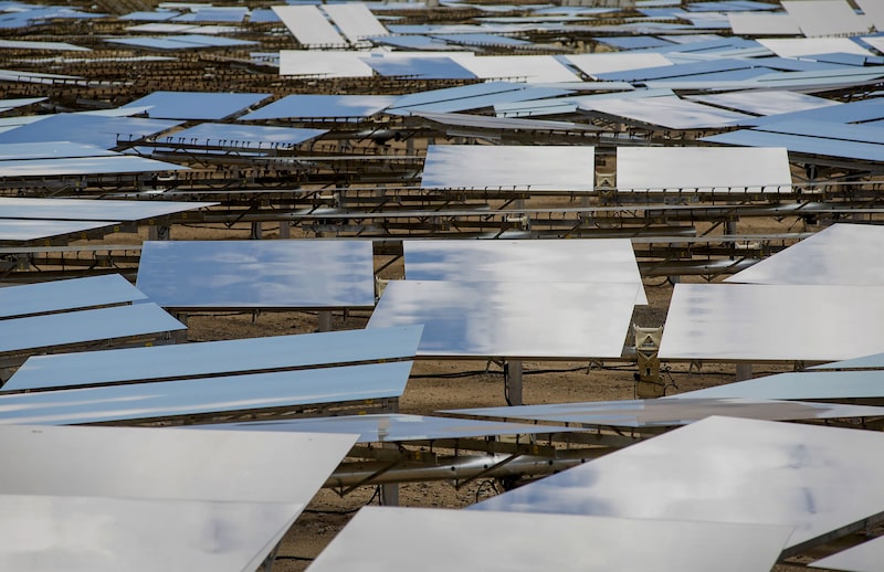 Paneles solares en el sistema de generación eléctrica solar Ivanpah, en el desierto de Mojave, cerca de Primm, Nevada. Paneles solares en el sistema de generación eléctrica solar Ivanpah, en el desierto de Mojave, cerca de Primm, Nevada.