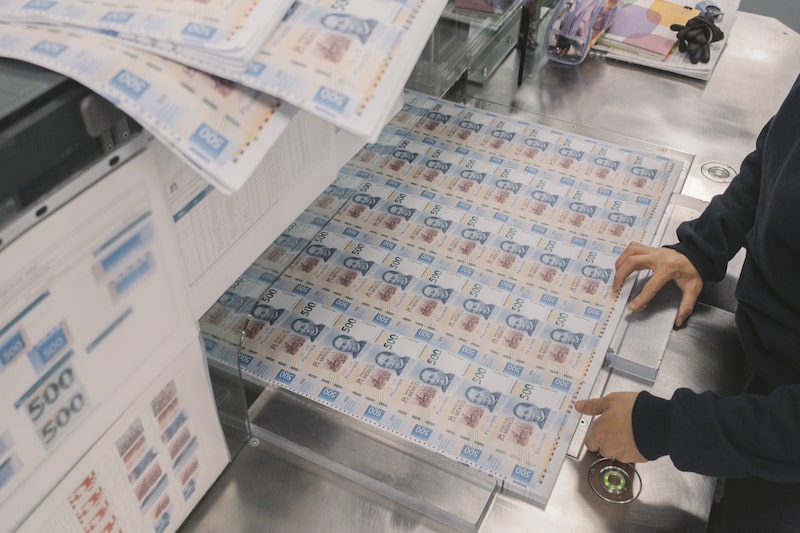 A worker places sheets of Mexican 500 peso banknotes in a machine at the Bank of Mexico (Banxico) printing facility in Mexico City, Mexico, on Friday, Oct. 6, 2023. Mexico's peso is the second worst performing major currency in the world Thursday, lagging only the South African rand, as market makers report systematic unwinding of bullish positions since the currency breached of its 200-day moving average. Photographer: Jeoffrey Guillemard/Bloomberg A worker places sheets of Mexican 500 peso banknotes in a machine at the Bank of Mexico (Banxico) printing facility in Mexico City, Mexico, on Friday, Oct. 6, 2023. Mexico's peso is the second worst performing major currency in the world Thursday, lagging only the South African rand, as market makers report systematic unwinding of bullish positions since the currency breached of its 200-day moving average. Photographer: Jeoffrey Guillemard/Bloomberg