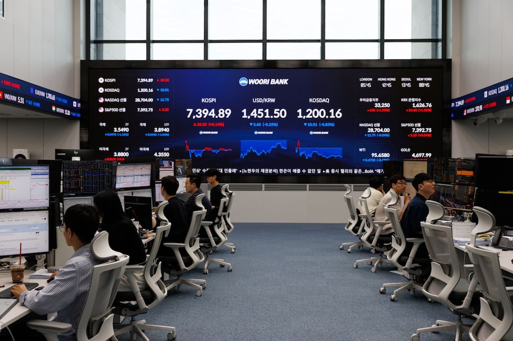El índice compuesto de precios de la bolsa de Corea (Kospi), el tipo de cambio entre el won surcoreano y el dólar estadounidense, y el índice de cotizaciones automatizadas de los operadores de valores coreanos (Kosdaq) se muestran en la sala de operaciones del Woori Bank en Seúl. El índice compuesto de precios de la bolsa de Corea (Kospi), el tipo de cambio entre el won surcoreano y el dólar estadounidense, y el índice de cotizaciones automatizadas de los operadores de valores coreanos (Kosdaq) se muestran en la sala de operaciones del Woori Bank en Seúl.