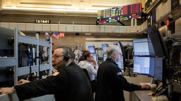 Futuros em NY caem até 4% com tarifas de Trump; petróleo recua e Nike e Apple sofrem Futuros em NY caem até 4% com tarifas de Trump; petróleo recua e Nike e Apple sofrem