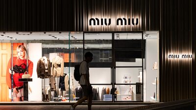 Prada ‘ignora’ desaceleração do mercado de luxo com apelo da Miu Miu entre jovens Prada ‘ignora’ desaceleração do mercado de luxo com apelo da Miu Miu entre jovens