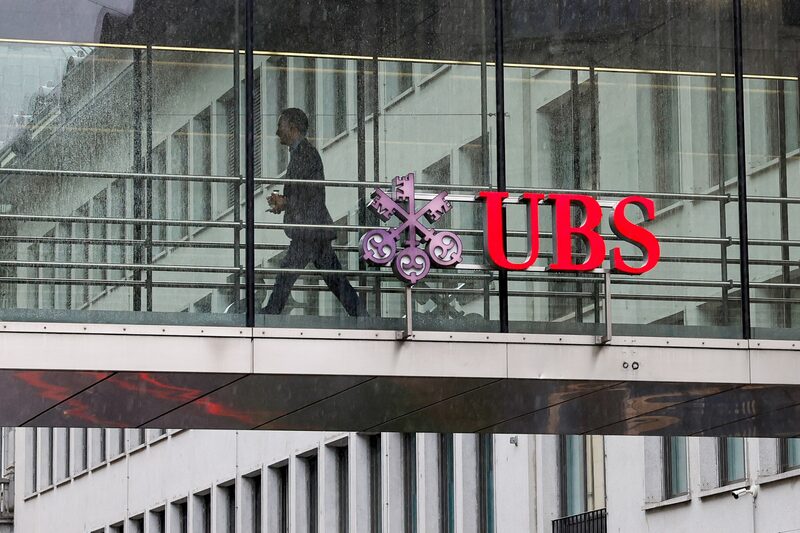 Aunque la IA y el dólar débil impulsan las utilidades del sector, UBS advierte sobre riesgos por márgenes presionados y posibles correcciones bursátiles. Aunque la IA y el dólar débil impulsan las utilidades del sector, UBS advierte sobre riesgos por márgenes presionados y posibles correcciones bursátiles.