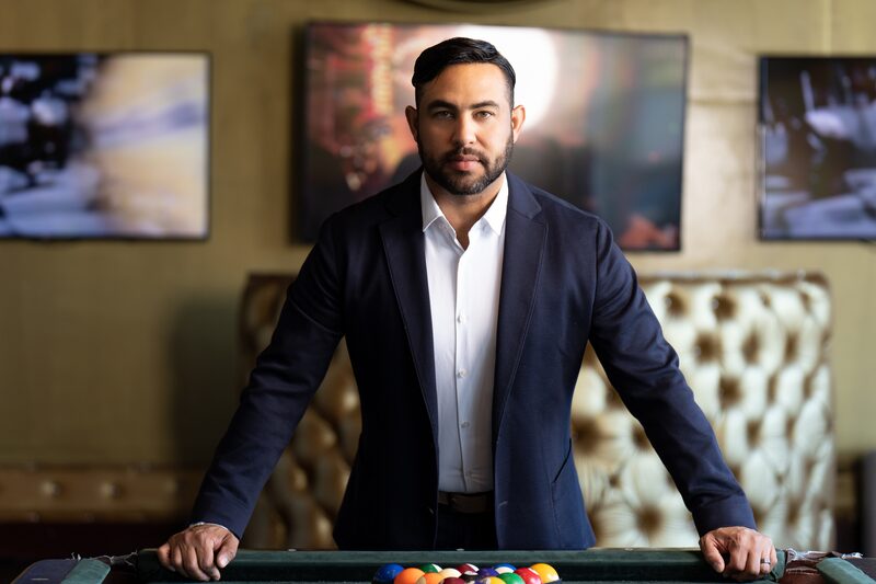 Inició en la industria de software a los 15 años con la venta de un sistema de manejo de banca apuestas de deportes Inició en la industria de software a los 15 años con la venta de un sistema de manejo de banca apuestas de deportes