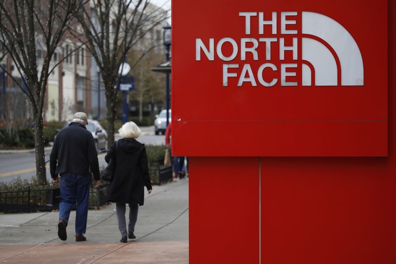 Cartel de North Face Inc. en una tienda del centro comercial Easton Town Center en Columbus, Ohio, Estados Unidos, el viernes 10 de diciembre de 2021. Cartel de North Face Inc. en una tienda del centro comercial Easton Town Center en Columbus, Ohio, Estados Unidos, el viernes 10 de diciembre de 2021.