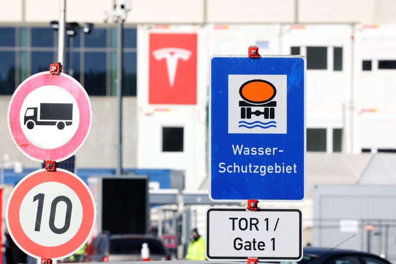 Placa diz "Area de Proteção Hídrica" no canteiro de obras da Tesla em Gruenheide, na Alemanha Placa diz "Area de Proteção Hídrica" no canteiro de obras da Tesla em Gruenheide, na Alemanha