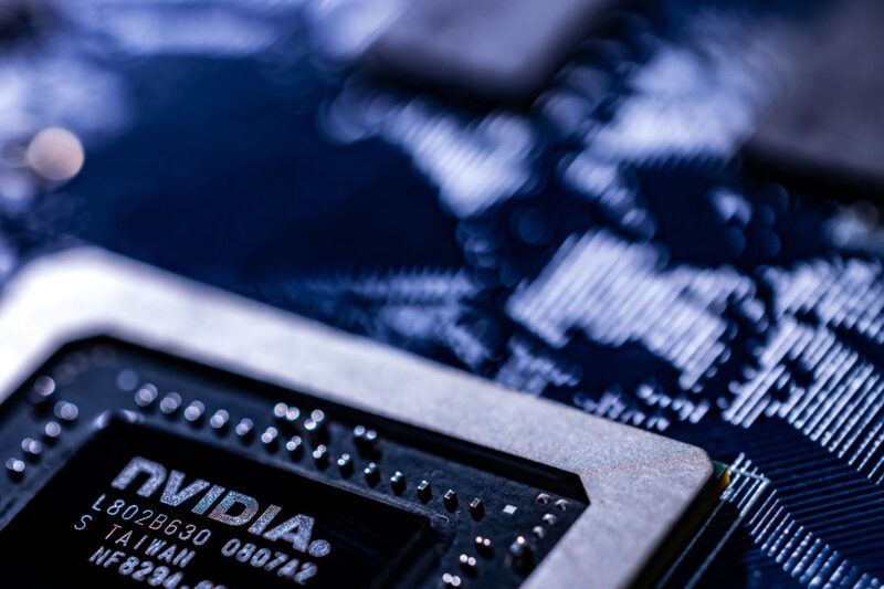 Esta fotografía tomada en París el 23 de febrero de 2024 muestra una unidad de procesamiento gráfico (GPU) de la multinacional estadounidense Nvidia. Esta fotografía tomada en París el 23 de febrero de 2024 muestra una unidad de procesamiento gráfico (GPU) de la multinacional estadounidense Nvidia.