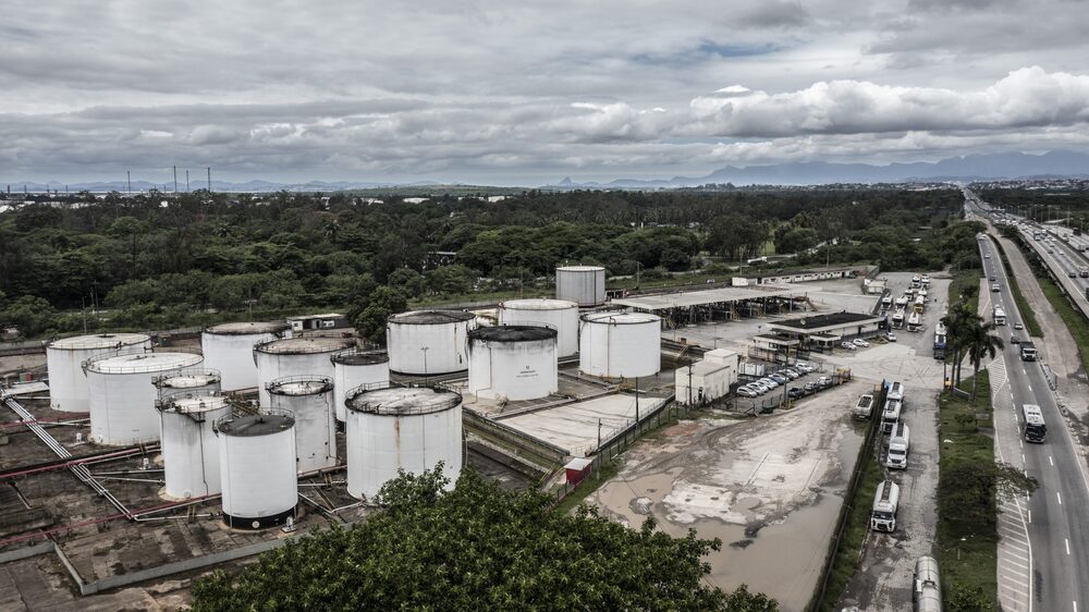 Tanques de armazenamento em uma refinaria em Duque de Caxias Tanques de armazenamento em uma refinaria em Duque de Caxias