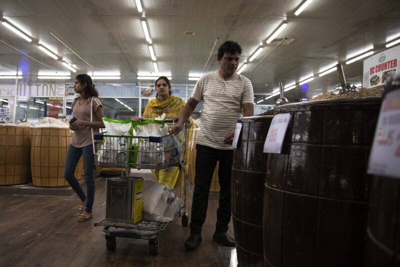 Un grupo de personas compra en un supermercado de Lahore, Pakistán, el 30 de marzo de 2023. El aumento de la inflación y las subidas de impuestos aplicadas para cumplir las condiciones de la ayuda del Fondo Monetario Internacional están mermando el poder adquisitivo de los consumidores, según Bloomberg Economics. Un grupo de personas compra en un supermercado de Lahore, Pakistán, el 30 de marzo de 2023. El aumento de la inflación y las subidas de impuestos aplicadas para cumplir las condiciones de la ayuda del Fondo Monetario Internacional están mermando el poder adquisitivo de los consumidores, según Bloomberg Economics.