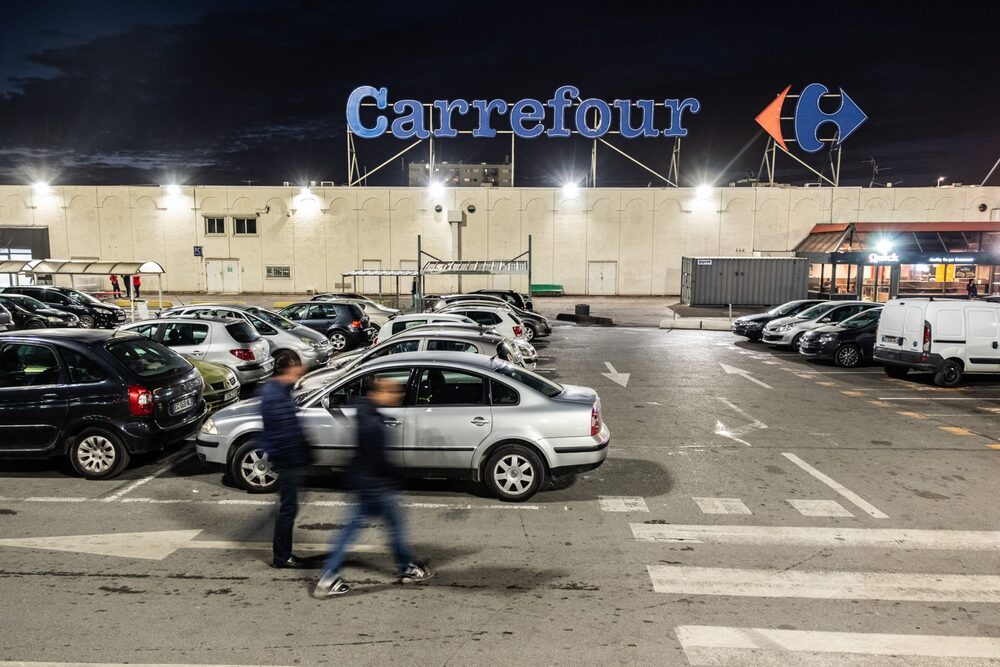 Los peatones caminan en el estacionamiento fuera de una tienda de hipermercado Carrefour SA en la noche en Marsella, Francia, el jueves 17 de enero de 2019. Las acciones de los minoristas franceses, incluyendo Carrefour, Fnac Darty y Maisons du Monde, podrían moverse después de que Casino Guichard-Perrachon SA informara de un conjunto de ventas del cuarto trimestre que superó las estimaciones a pesar de las protestas de los Chalecos Amarillos que amortiguaron los ingresos. Los peatones caminan en el estacionamiento fuera de una tienda de hipermercado Carrefour SA en la noche en Marsella, Francia, el jueves 17 de enero de 2019. Las acciones de los minoristas franceses, incluyendo Carrefour, Fnac Darty y Maisons du Monde, podrían moverse después de que Casino Guichard-Perrachon SA informara de un conjunto de ventas del cuarto trimestre que superó las estimaciones a pesar de las protestas de los Chalecos Amarillos que amortiguaron los ingresos.