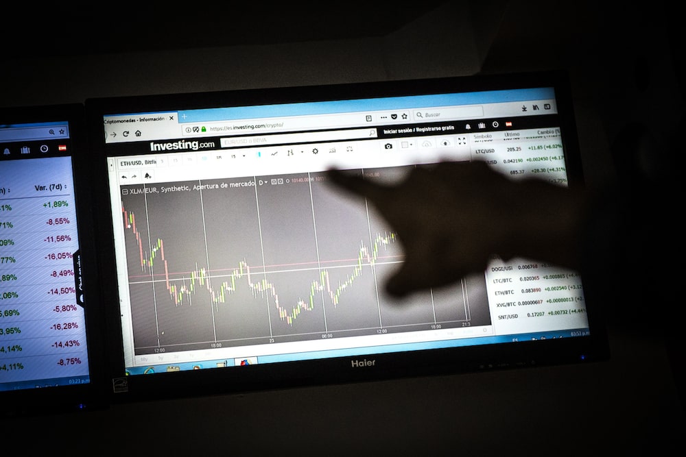Un estudiante apunta a un monitor que muestra el precio de la criptomoneda Stellar frente al euro, a través de un portal para el comercio de monedas virtuales, dentro de la granja minera y la escuela en las instalaciones del Ministerio de Juventud y Deporte, en Caracas, Venezuela, el jueves 22 de febrero de 2018. Un estudiante apunta a un monitor que muestra el precio de la criptomoneda Stellar frente al euro, a través de un portal para el comercio de monedas virtuales, dentro de la granja minera y la escuela en las instalaciones del Ministerio de Juventud y Deporte, en Caracas, Venezuela, el jueves 22 de febrero de 2018.