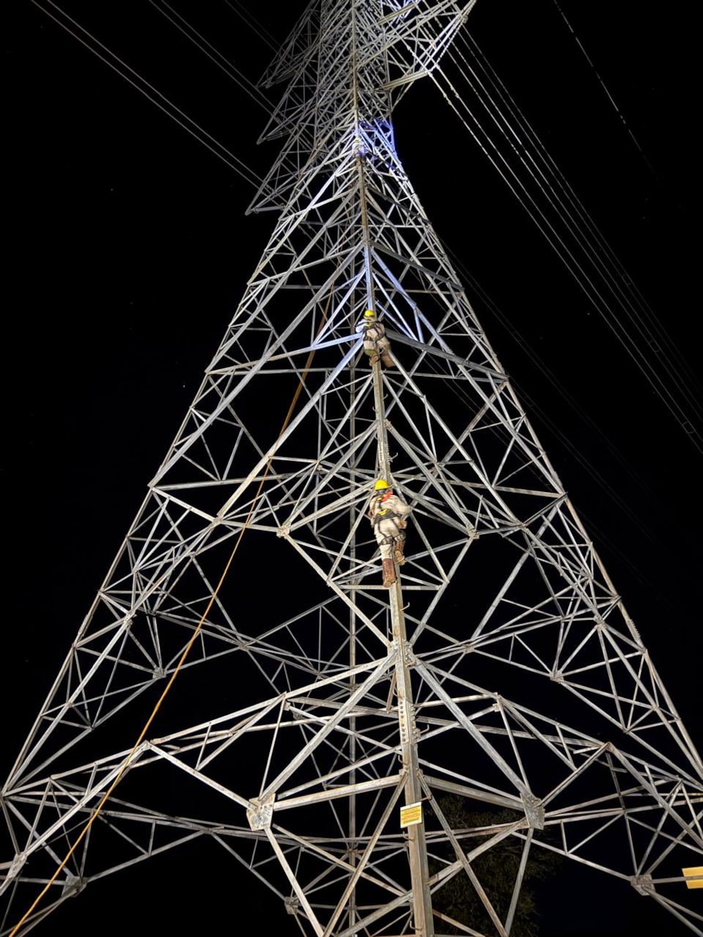 Empleados de la compañía eléctrica CFE escalan una torre de transmisión eléctrica de alta tensión para reparar un acto de vandalismo en el Sureste de México. (Foto: Cortesía de CFE). Empleados de la compañía eléctrica CFE escalan una torre de transmisión eléctrica de alta tensión para reparar un acto de vandalismo en el Sureste de México. (Foto: Cortesía de CFE).