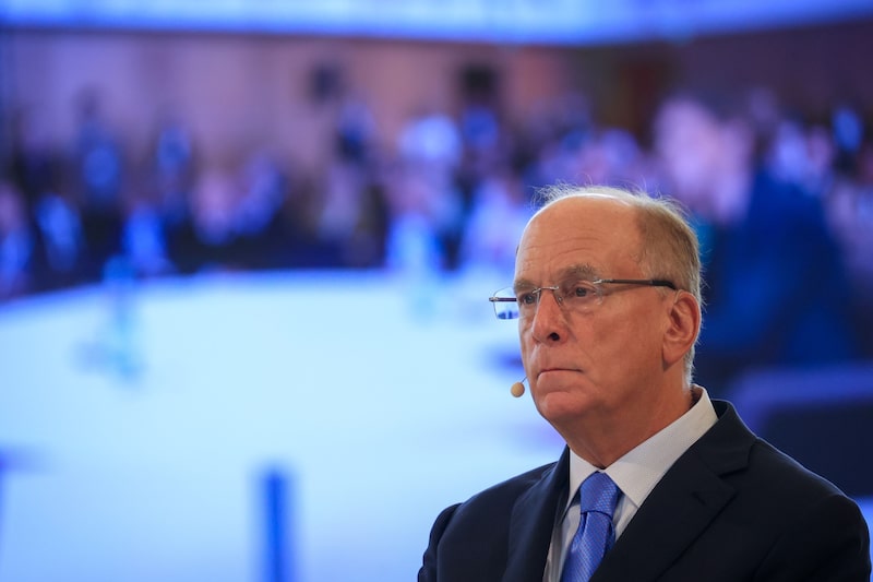 Larry Fink, Consejero Delegado de BlackRock, interviene en el Diálogo Global de Berlín, Alemania, el viernes (29) Foto: Krisztian Bocsi/Bloomberg Larry Fink, Consejero Delegado de BlackRock, interviene en el Diálogo Global de Berlín, Alemania, el viernes (29) Foto: Krisztian Bocsi/Bloomberg