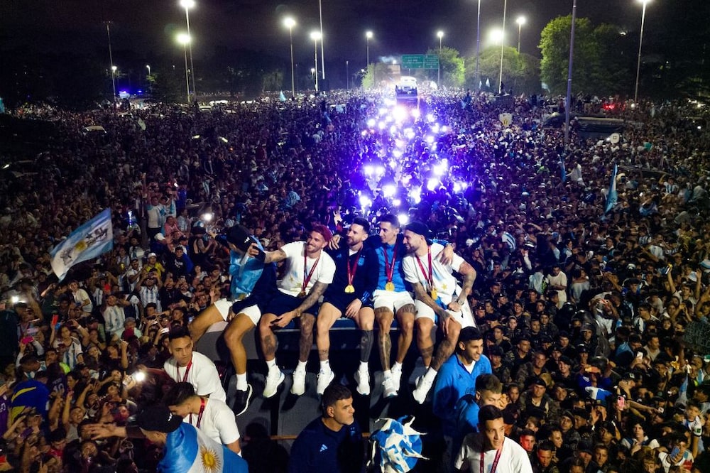 Festejos en Ezeiza tras la consagración argentina en 2022. Festejos en Ezeiza tras la consagración argentina en 2022.