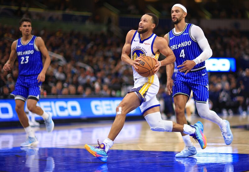 Stephen Curry, jugador profesional de baloncesto estadounidense en los Golden State Warriors. Stephen Curry, jugador profesional de baloncesto estadounidense en los Golden State Warriors.