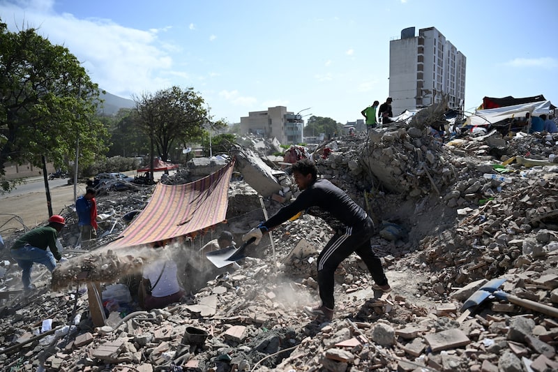 El 17 de julio, voluntarios buscan víctimas entre los escombros de un edificio destruido por los sismos del 24 de junio en Caraballeda, Venezuela. Foto: Raúl Arboleda/AFP/Getty Images El 17 de julio, voluntarios buscan víctimas entre los escombros de un edificio destruido por los sismos del 24 de junio en Caraballeda, Venezuela. Foto: Raúl Arboleda/AFP/Getty Images