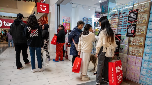 La confianza del consumidor estadounidense aumenta por primera vez en cinco meses La confianza del consumidor estadounidense aumenta por primera vez en cinco meses