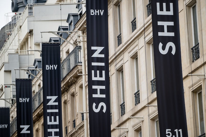 Pancartas con el logotipo de Shein Group Ltd. en el exterior de los grandes almacenes Bazar de l'Hôtel de Ville (BHV) en París. Pancartas con el logotipo de Shein Group Ltd. en el exterior de los grandes almacenes Bazar de l'Hôtel de Ville (BHV) en París.