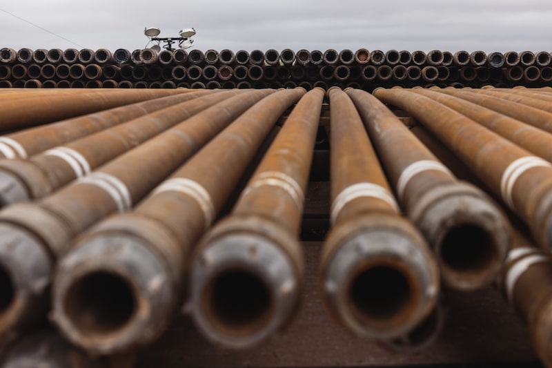 Pilas de tubos de acero utilizados para perforar pozos petrolíferos en un lugar de perforación en las tierras que el Sistema de la Universidad de Texas supervisa en Andrews, Texas, EE.UU., el jueves 2 de junio de 2022. Fotógrafo: Jordan Vonderhaar/Bloomberg Pilas de tubos de acero utilizados para perforar pozos petrolíferos en un lugar de perforación en las tierras que el Sistema de la Universidad de Texas supervisa en Andrews, Texas, EE.UU., el jueves 2 de junio de 2022. Fotógrafo: Jordan Vonderhaar/Bloomberg