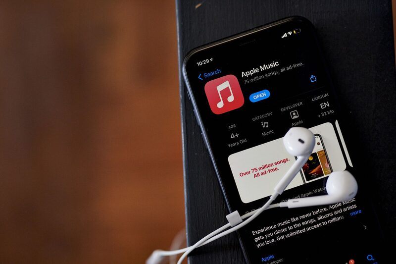 La aplicación Apple Music para descargar en la App store de Apple en un smartphone arreglado en Nueva York, EE.UU., el jueves 17 de junio de 2021. La aplicación Apple Music para descargar en la App store de Apple en un smartphone arreglado en Nueva York, EE.UU., el jueves 17 de junio de 2021.