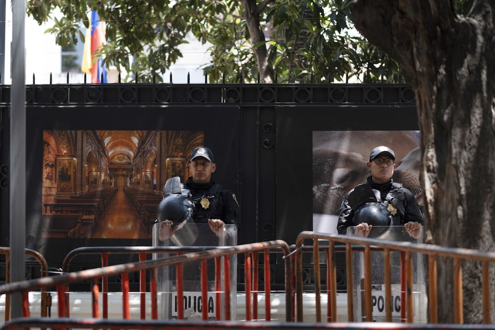 Policías antidisturbios vigilan el exterior de la embajada de Ecuador en Ciudad de México, México, el sábado 6 de abril de 2024. México rompió relaciones diplomáticas con Ecuador después de que la policía irrumpiera en su embajada en Quito y arrestara al exvicepresidente ecuatoriano Jorge Glas, quien se había refugiado en la misión desde diciembre. Policías antidisturbios vigilan el exterior de la embajada de Ecuador en Ciudad de México, México, el sábado 6 de abril de 2024. México rompió relaciones diplomáticas con Ecuador después de que la policía irrumpiera en su embajada en Quito y arrestara al exvicepresidente ecuatoriano Jorge Glas, quien se había refugiado en la misión desde diciembre.