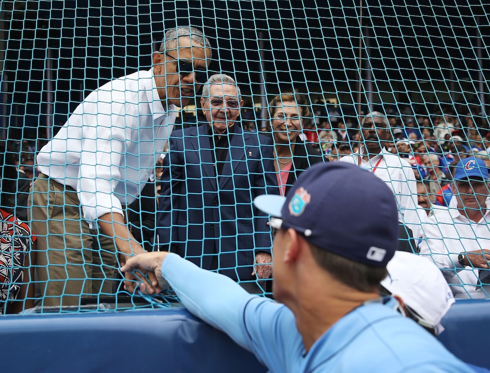Barack Obama y Raúl Castro saludan a los jugadores de los Tampa Bay Rays antes de un partido de exhibición contra la selección cubana en el Estadio Latinoamericano de La Habana en 2016. Fotógrafo: Joe Raedle/Getty Images Barack Obama y Raúl Castro saludan a los jugadores de los Tampa Bay Rays antes de un partido de exhibición contra la selección cubana en el Estadio Latinoamericano de La Habana en 2016. Fotógrafo: Joe Raedle/Getty Images