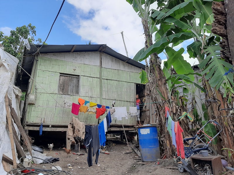 Esmeraldas es una de las provincias más pobres del país. Esmeraldas es una de las provincias más pobres del país.