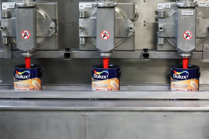 La pintura Dulux se vierte en botes en la línea de producción en la nueva fábrica de pintura de AkzoNobel NV en Ashington, Reino Unido, el martes 12 de septiembre de 2017. La pintura Dulux se vierte en botes en la línea de producción en la nueva fábrica de pintura de AkzoNobel NV en Ashington, Reino Unido, el martes 12 de septiembre de 2017.
