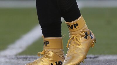 Under Armour volta a patrocinar a NFL com calçados e luvas após cinco anos de hiato Under Armour volta a patrocinar a NFL com calçados e luvas após cinco anos de hiato