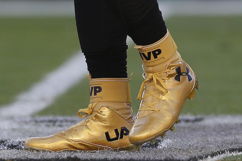 Detalhes dos calçados usados por Cam Newton #1 do Carolina Panthers antes do Super Bowl 50 no Levi's Stadium em 7 de fevereiro de 2016, em Santa Clara, Califórnia. (Foto por Patrick Smith/Getty Images) Detalhes dos calçados usados por Cam Newton #1 do Carolina Panthers antes do Super Bowl 50 no Levi's Stadium em 7 de fevereiro de 2016, em Santa Clara, Califórnia. (Foto por Patrick Smith/Getty Images)