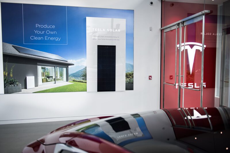 Reuters reportó que los reguladores estadounidenses abrieron una investigación sobre supuestos defectos de paneles eléctricos del fabricante. Reuters reportó que los reguladores estadounidenses abrieron una investigación sobre supuestos defectos de paneles eléctricos del fabricante.