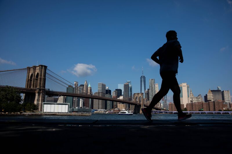 Un corredor pasa frente al horizonte del Bajo Manhattan y el Puente de Brooklyn en el barrio de Dumbo, en Nueva York, Estados Unidos, el viernes 4 de septiembre de 2020. Un corredor pasa frente al horizonte del Bajo Manhattan y el Puente de Brooklyn en el barrio de Dumbo, en Nueva York, Estados Unidos, el viernes 4 de septiembre de 2020.