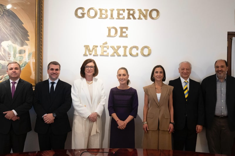 La presidenta mexicana Claudia con altos funcionarios del Gobierno de México y el CEO de Pemex, Víctor Rodríguez Padilla, junto a Magda Chambriard, presidenta de Petrobras y ejecutivos de la compañía, durante una reunión en Palacio Nacional, Ciudad de México, México. La presidenta mexicana Claudia con altos funcionarios del Gobierno de México y el CEO de Pemex, Víctor Rodríguez Padilla, junto a Magda Chambriard, presidenta de Petrobras y ejecutivos de la compañía, durante una reunión en Palacio Nacional, Ciudad de México, México.