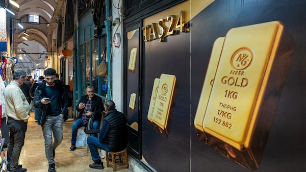 El oro y la plata caen mientras los informes sobre el candidato a la Fed impulsan al dólar El oro y la plata caen mientras los informes sobre el candidato a la Fed impulsan al dólar