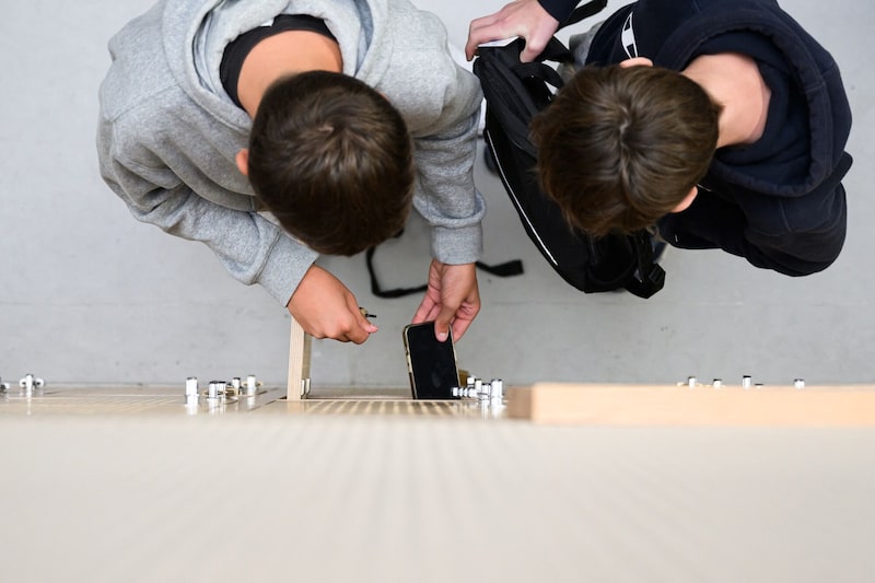 Distritos escolares alegam que botão de 'curtir' e algoritmos nas redes sociais pode ter contribuído para viciar crianças e adolescentes (Foto: Loic Venance/AFP/Getty Images) Distritos escolares alegam que botão de 'curtir' e algoritmos nas redes sociais pode ter contribuído para viciar crianças e adolescentes (Foto: Loic Venance/AFP/Getty Images)