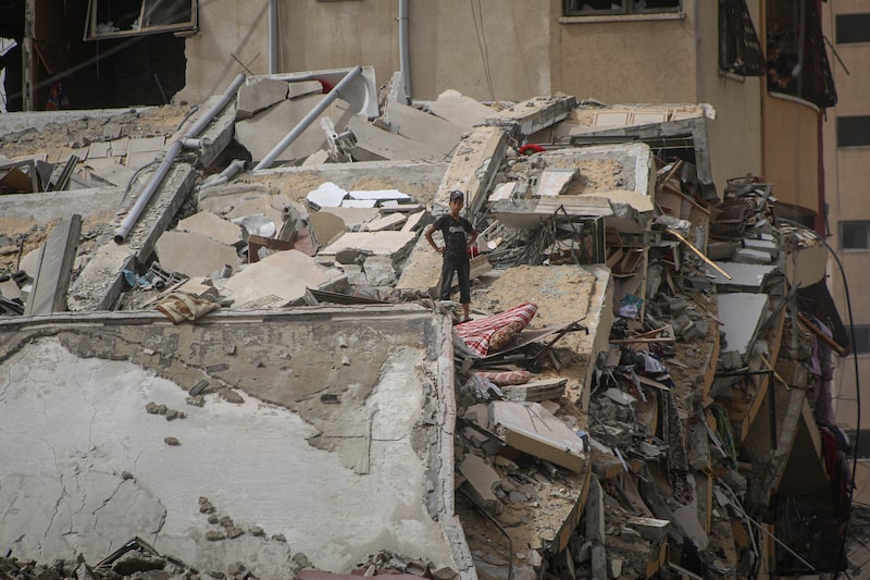 Un niño palestino se encuentra sobre los restos de un edificio derrumbado tras la retirada del ejército israelí en el campo de Nuseirat, en el centro de la Franja de Gaza, el jueves 18 de abril de 2024. Un niño palestino se encuentra sobre los restos de un edificio derrumbado tras la retirada del ejército israelí en el campo de Nuseirat, en el centro de la Franja de Gaza, el jueves 18 de abril de 2024.