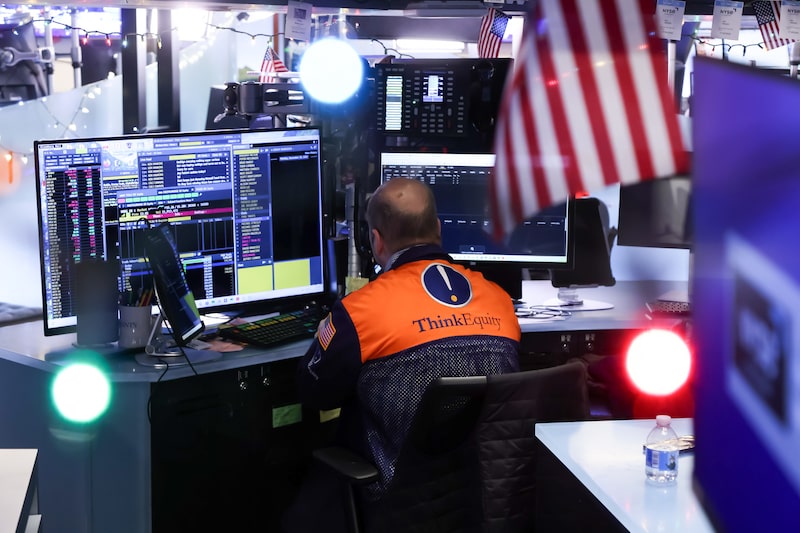 Tech Selloff Weighs On US Stocks As Silver Plunges Tech Selloff Weighs On US Stocks As Silver Plunges