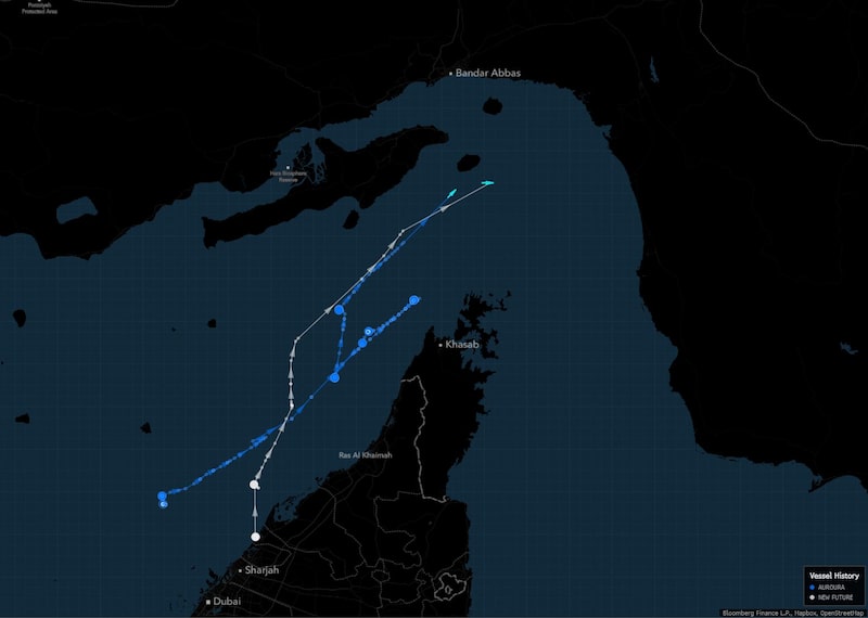 El New Future (en blanco) y el Auroura (azul) parecen estar intentando transitar por el estrecho de Ormuz justo al sur de la isla iraní de Larak el lunes por la mañana.Fuente: Bloomberg El New Future (en blanco) y el Auroura (azul) parecen estar intentando transitar por el estrecho de Ormuz justo al sur de la isla iraní de Larak el lunes por la mañana.Fuente: Bloomberg