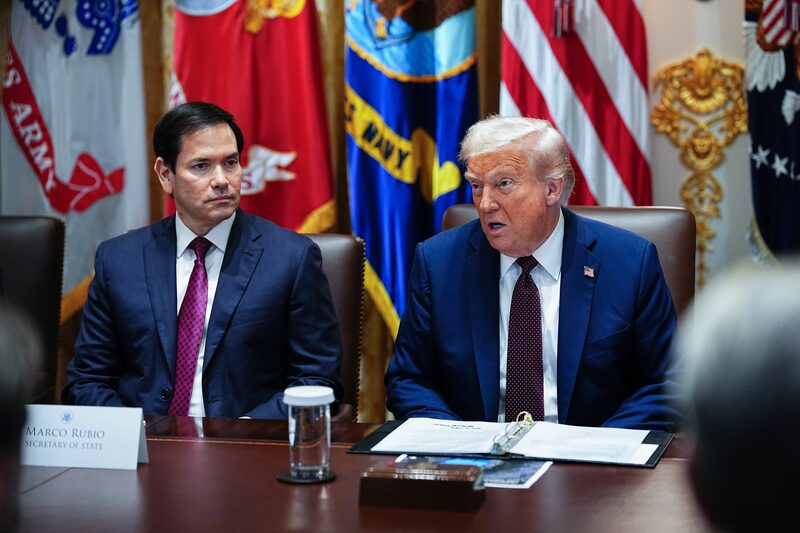 Marco Rubio, secretario de Estado de EE.UU. (izquierda), y el presidente Donald Trump durante una reunión de gabinete en la Casa Blanca, en Washington, D.C.,, el martes 26 de agosto de 2025. Marco Rubio, secretario de Estado de EE.UU. (izquierda), y el presidente Donald Trump durante una reunión de gabinete en la Casa Blanca, en Washington, D.C.,, el martes 26 de agosto de 2025.