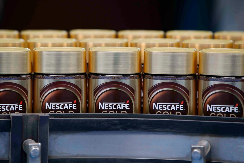 Bajo el mandato de Schneider, Nestlé confió en la subida de precios para impulsar las ventas durante el reciente periodo inflacionista, lo que provocó que los compradores se pasaran a marcas más baratas. Bajo el mandato de Schneider, Nestlé confió en la subida de precios para impulsar las ventas durante el reciente periodo inflacionista, lo que provocó que los compradores se pasaran a marcas más baratas.