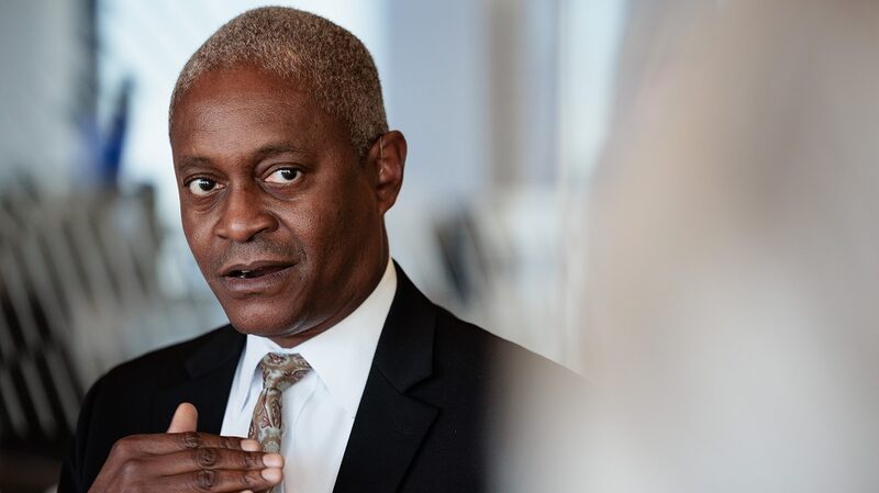 'Seria muito ruim se começássemos a reduzir as taxas e depois tivéssemos que voltar atrás e aumentá-las novamente', disse Raphael Bostic 'Seria muito ruim se começássemos a reduzir as taxas e depois tivéssemos que voltar atrás e aumentá-las novamente', disse Raphael Bostic