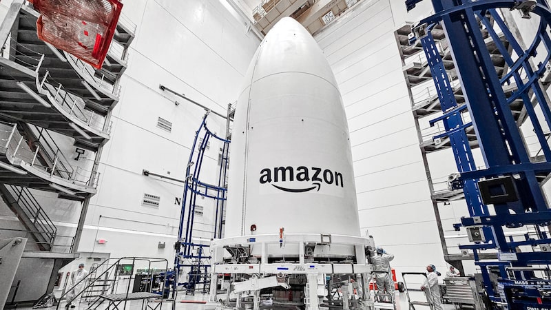 Project Kuiper de Amazon. Los prototipos satelitales—KuiperSat-1 y KuiperSat-2— fueron las primeras iteraciones de más de 3,200 satélites que Project Kuiper planea fabricar y desplegar durante los próximos seis años. Project Kuiper de Amazon. Los prototipos satelitales—KuiperSat-1 y KuiperSat-2— fueron las primeras iteraciones de más de 3,200 satélites que Project Kuiper planea fabricar y desplegar durante los próximos seis años.