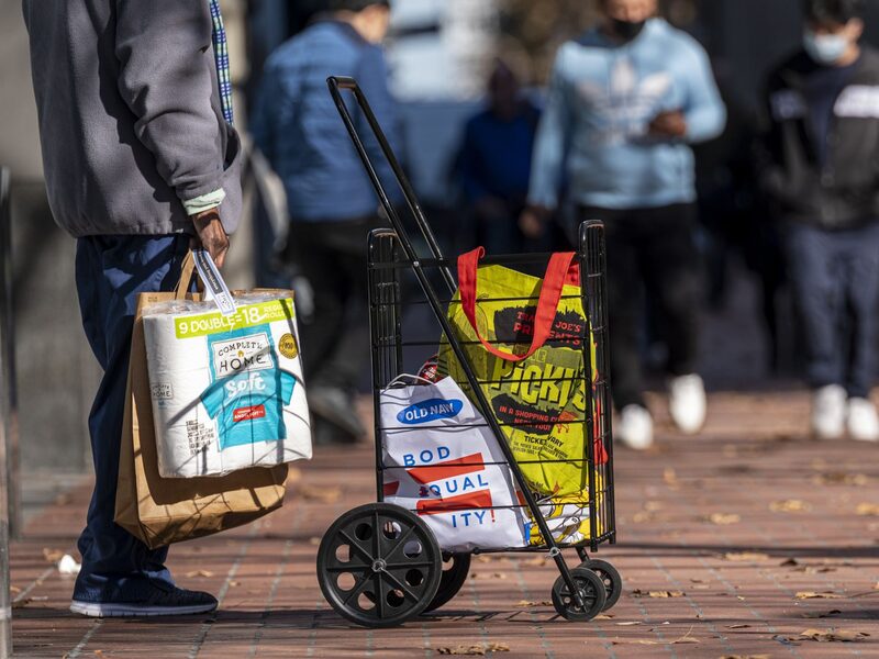 Un viajero lleva sus compras mientras espera el autobús en la calle Market de San Francisco, EE.UU. Un viajero lleva sus compras mientras espera el autobús en la calle Market de San Francisco, EE.UU.