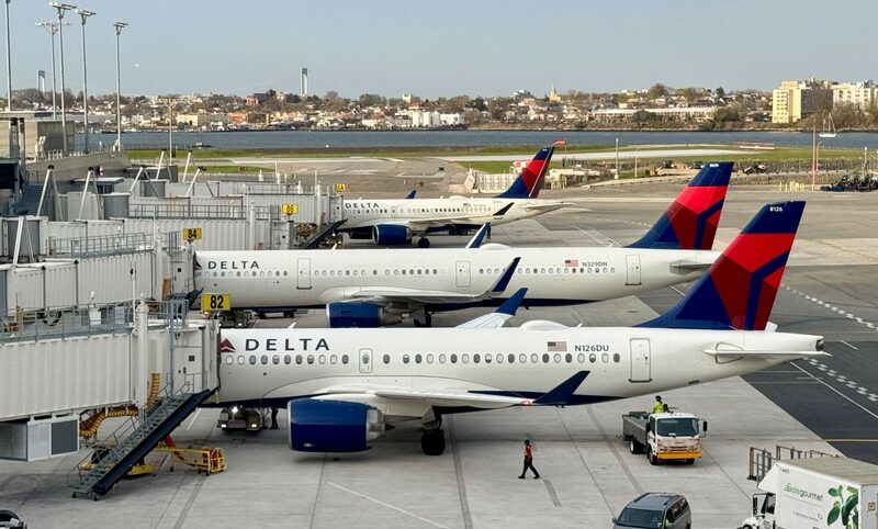 Pasajeros de Delta Airlines en el aeropuerto LaGuardia de Nueva York. Fotógrafo: Daniel Slim/AFP/Getty Images Pasajeros de Delta Airlines en el aeropuerto LaGuardia de Nueva York. Fotógrafo: Daniel Slim/AFP/Getty Images