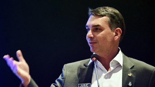 TSE suspende divulgação de pesquisa da AtlasIntel contestada por Flávio Bolsonaro TSE suspende divulgação de pesquisa da AtlasIntel contestada por Flávio Bolsonaro