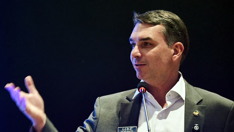 TSE suspende divulgação de pesquisa da AtlasIntel contestada por Flávio Bolsonaro TSE suspende divulgação de pesquisa da AtlasIntel contestada por Flávio Bolsonaro