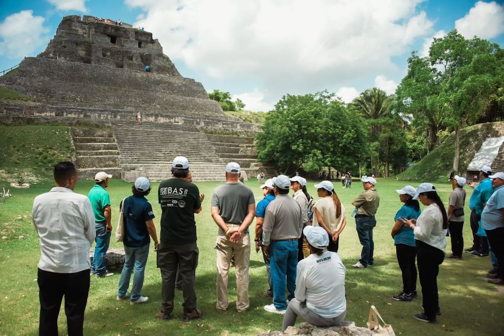 Turistas en el yacimiento arqueológico de Xunantunich, en el distrito de Cayo, en Belice. Turistas en el yacimiento arqueológico de Xunantunich, en el distrito de Cayo, en Belice.