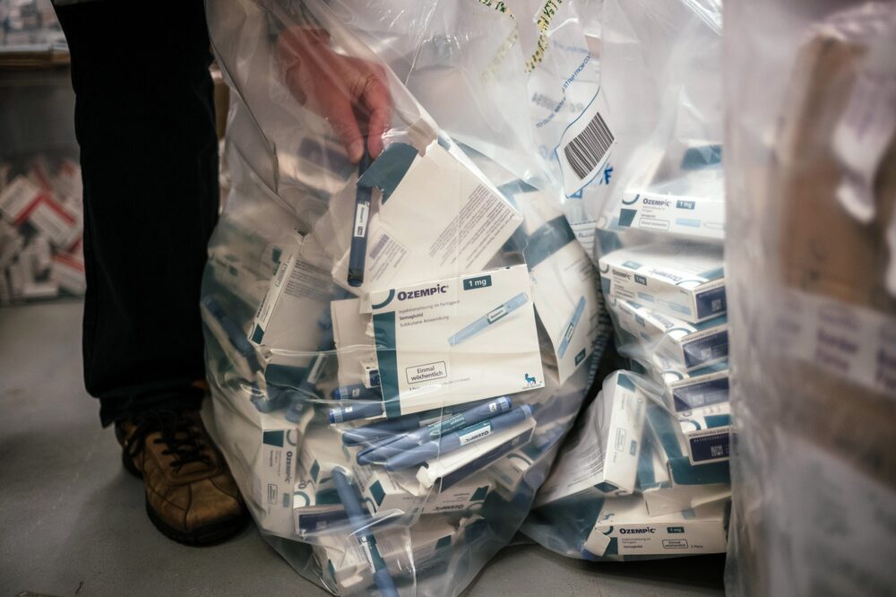 En diciembre, el regulador de medicamentos de Sudáfrica emitió una advertencia sobre posibles falsificaciones de Ozempic. Ese mismo mes, Estados Unidos dijo que había decomisado miles de unidades. En diciembre, el regulador de medicamentos de Sudáfrica emitió una advertencia sobre posibles falsificaciones de Ozempic. Ese mismo mes, Estados Unidos dijo que había decomisado miles de unidades.